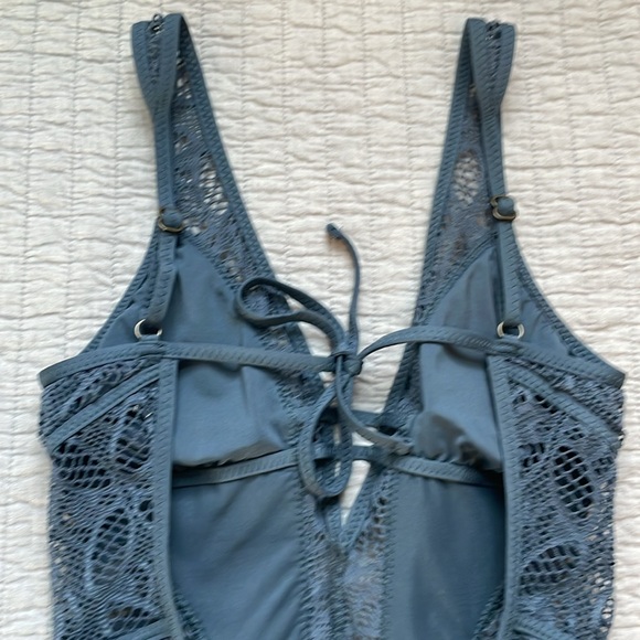 BECCA by Rebecca Virtue Color Play Show & Tell Plunge One Piece Swimsuit - XS - Picture 5 of 7